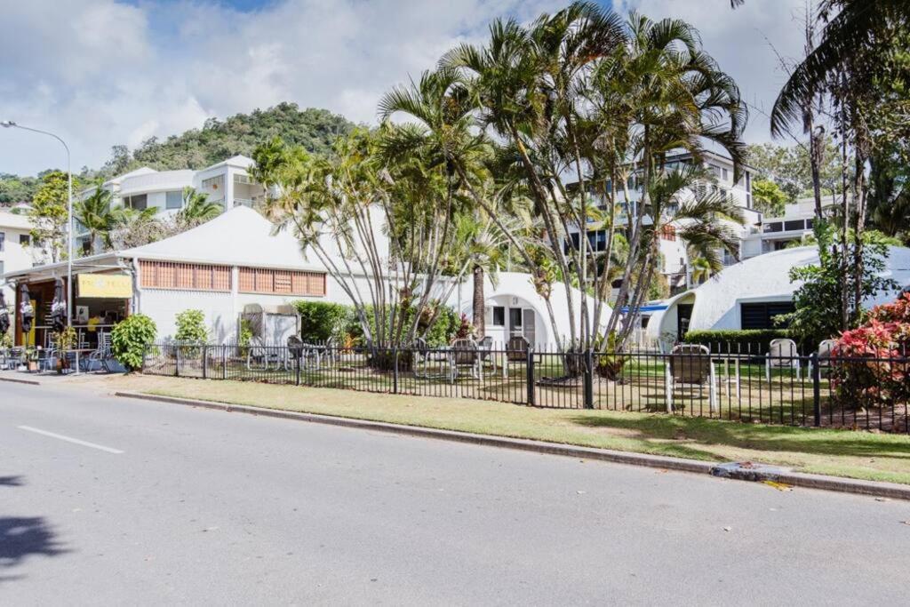 1 Bedroom Famous Beach-front Dome At Trinity Beach, Sleeps 4 Trinity Beach